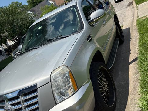 Used 2010 Cadillac Escalade Luxury image 10