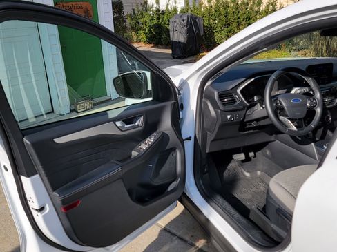 Used 2021 Ford Escape SE w/ Cold Weather Package image 11