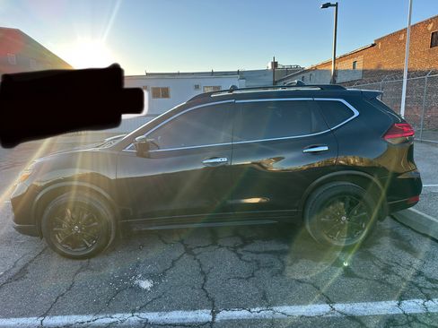 Used 2017 Nissan Rogue SV w/ Midnight Edition Package image 4