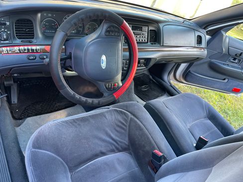 Used 2002 Ford Crown Victoria LX image 8