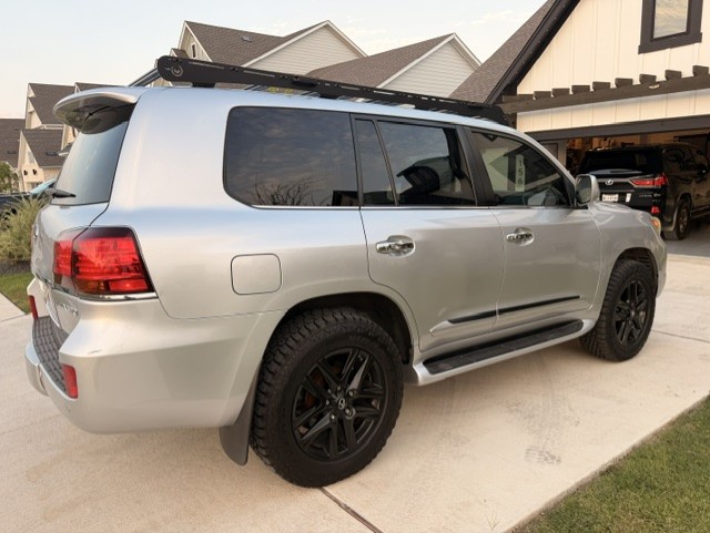 Used 2011 Lexus LX 570 4WD w/ Luxury Pkg image 5