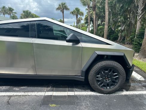 Used 2024 Tesla Cybertruck AWD Crew Cab image 16