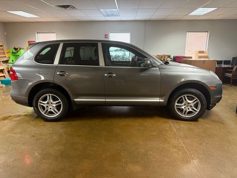 Used 2010 Porsche Cayenne image 1