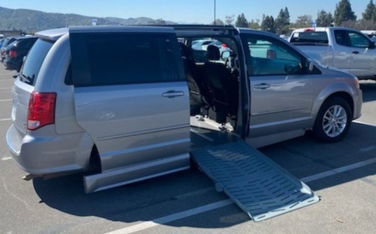 Used 2015 Dodge Grand Caravan SXT w/ UConnect Hands-Free Group FWD image 1