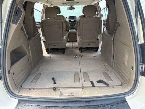 Used 2012 Chrysler Town & Country Touring-L w/ Entertainment Group #2 FWD image 11