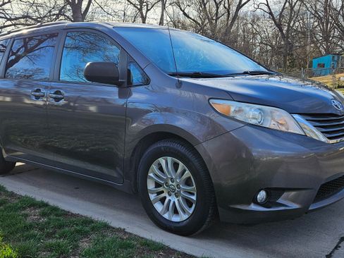 Used 2012 Toyota Sienna XLE image 1