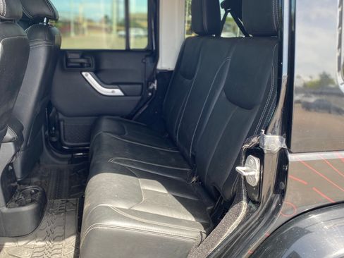 Used 2016 Jeep Wrangler Unlimited Rubicon AWD/4WD image 12