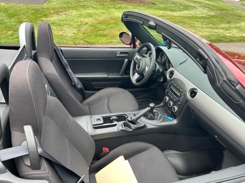Used 2010 MAZDA MX-5 Miata Sport w/ Convenience Pkg RWD image 13