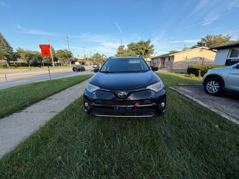 Used 2018 Toyota RAV4 XLE w/ Plus Extra Value Package AWD/4WD image 2