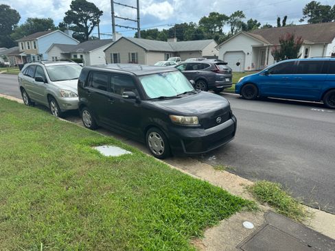 Used 2009 Scion xB Hatchback 4D image 2