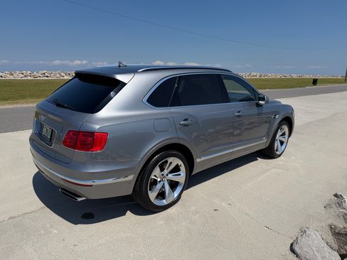 Used 2018 Bentley Bentayga Onyx Edition image 5