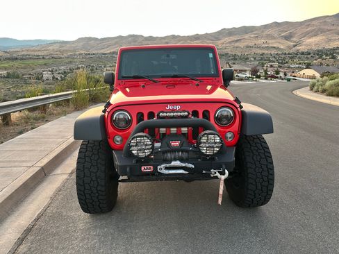 Used 2016 Jeep Wrangler Unlimited Rubicon w/ Connectivity Group image 8