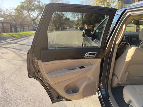 Used 2017 Jeep Grand Cherokee Limited w/ Luxury Group II image 18