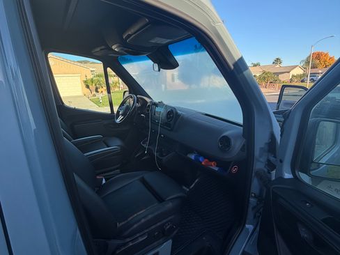 Used 2021 Mercedes-Benz Sprinter 2500 image 6