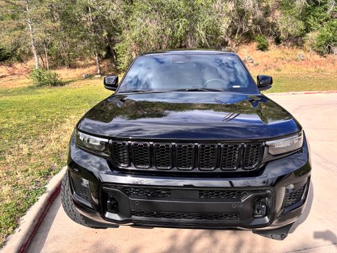 Used 2023 Jeep Grand Cherokee Overland AWD/4WD image 9