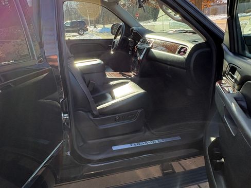 Used 2014 Chevrolet Suburban LTZ image 17