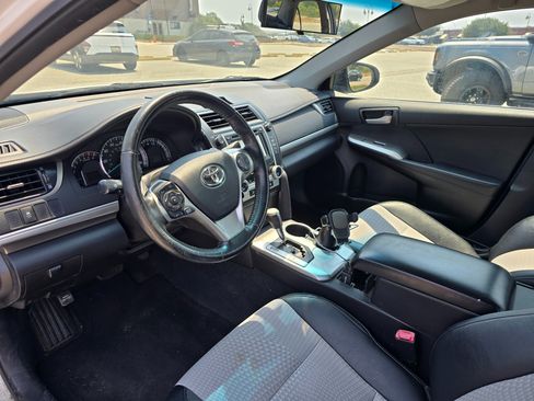 Used 2014 Toyota Camry SE FWD image 2