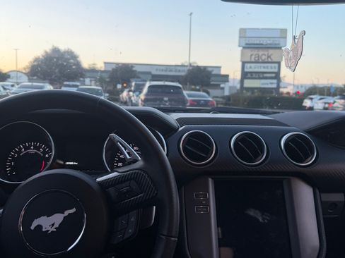Used 2019 Ford Mustang Coupe RWD image 11
