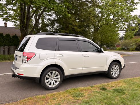 Used 2013 Subaru Forester 2.5X Premium w/ All-Weather Pkg AWD/4WD image 6