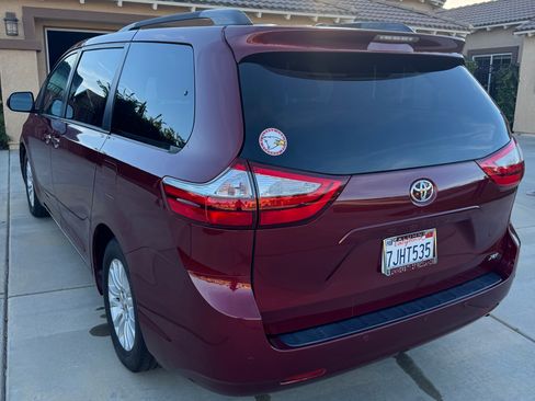 Used 2015 Toyota Sienna XLE image 6