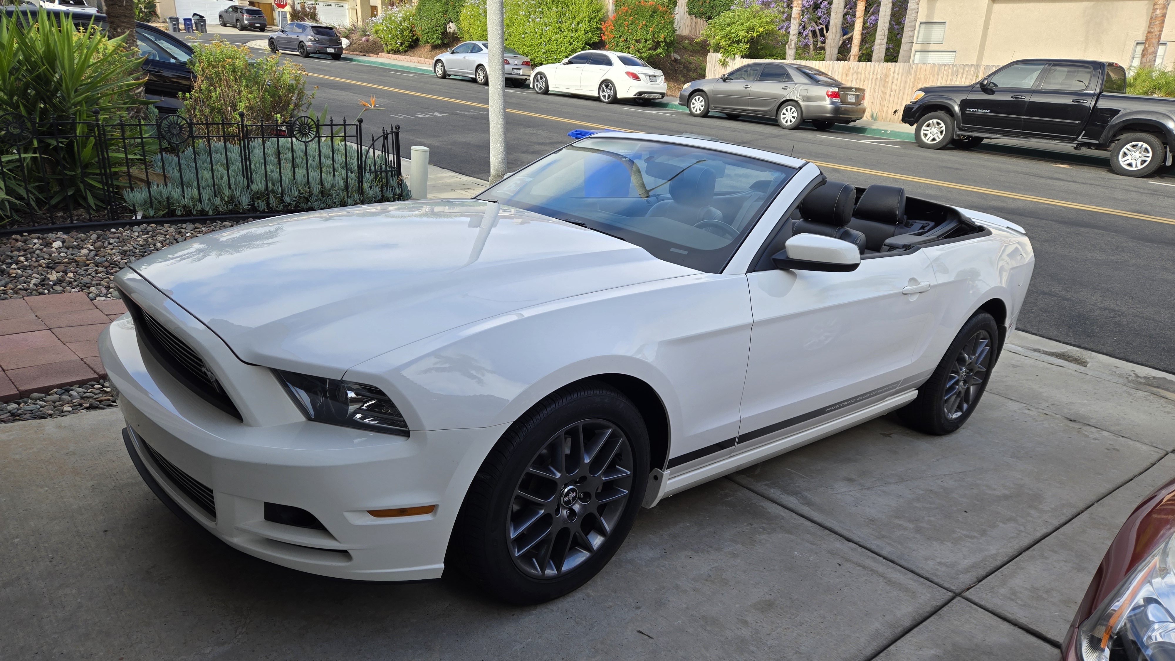 Used 2013 Ford Mustang Premium RWD image 1