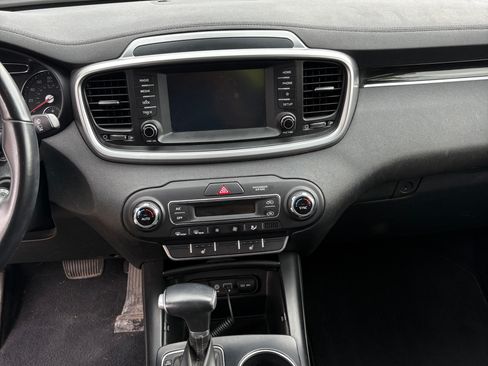 Used 2020 Kia Sorento LX w/ LX I4 Convenience Package image 19
