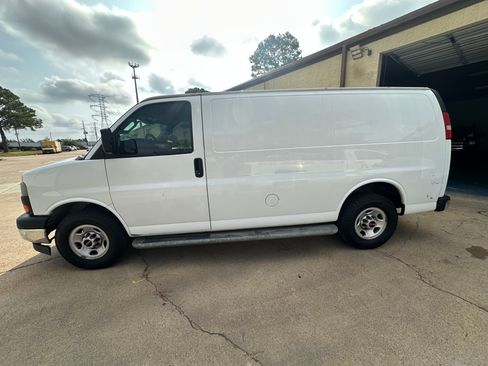Used 2017 GMC Savana 2500 image 1