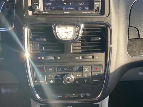 Used 2015 Chrysler Town & Country Limited Platinum FWD image 13