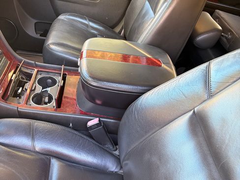 Used 2010 Cadillac Escalade Luxury image 1