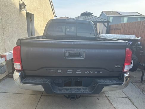 Used 2016 Toyota Tacoma SR5 w/ SR5 Appearance Package (SN) RWD image 12