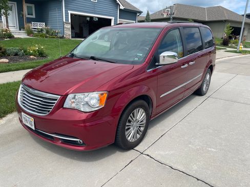 Used 2016 Chrysler Town & Country Touring-L FWD image 1
