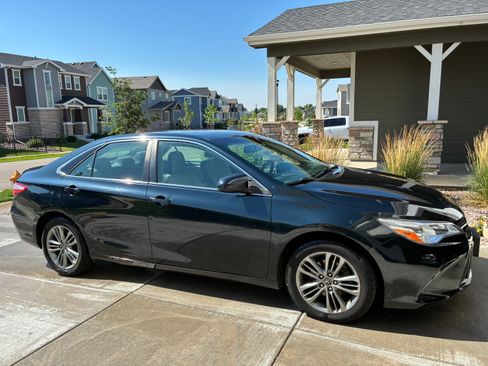 Used 2015 Toyota Camry SE w/ Moonroof Package FWD image 1