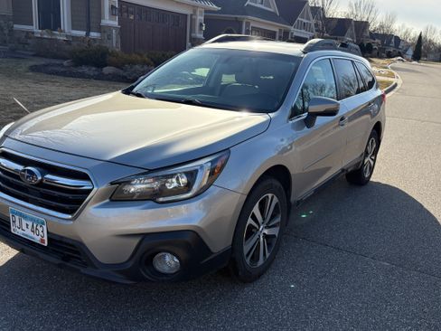 Used 2018 Subaru Outback 3.6R Limited image 2