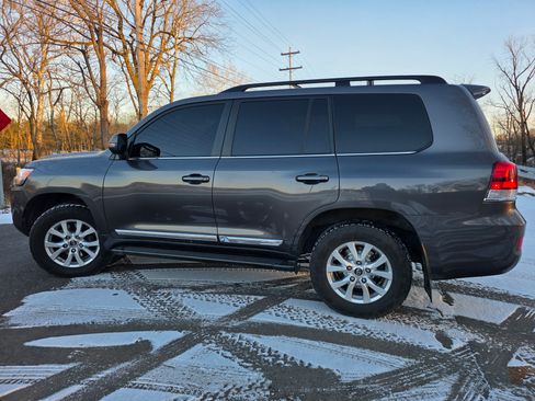 Used 2018 Toyota Land Cruiser Sport Utility 4D w/ Four Season Floor Mat Package image 11