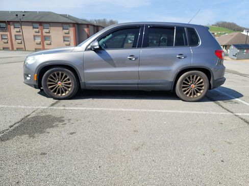 Used 2009 Volkswagen Tiguan S image 1