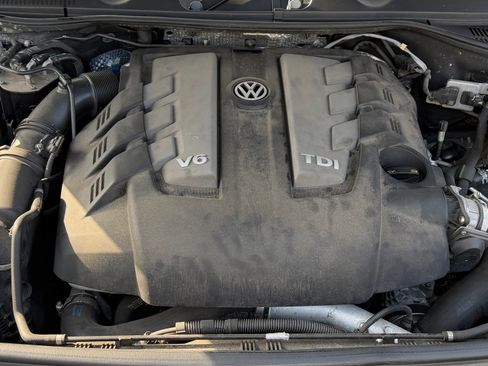 Used 2016 Volkswagen Touareg TDI image 27