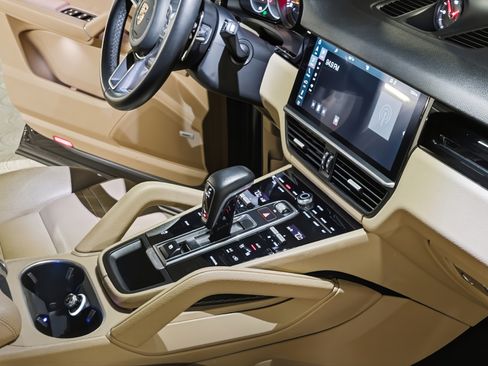 Used 2019 Porsche Cayenne Sport Utility 4D image 16