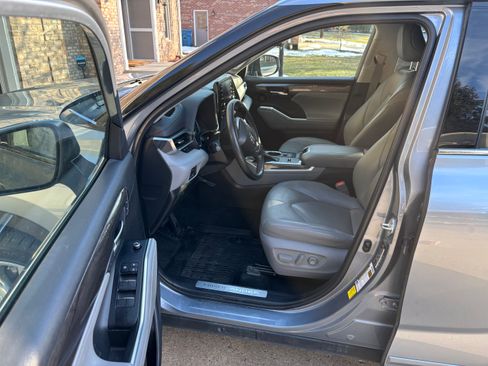 Used 2022 Toyota Highlander Limited image 8