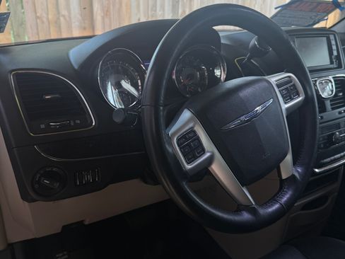 Used 2015 Chrysler Town & Country Touring w/ Driver Convenience Group image 14