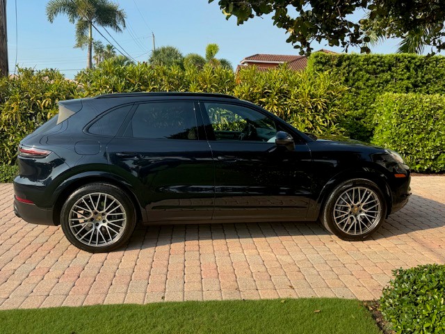 Used 2023 Porsche Cayenne Platinum Edition AWD/4WD image 4