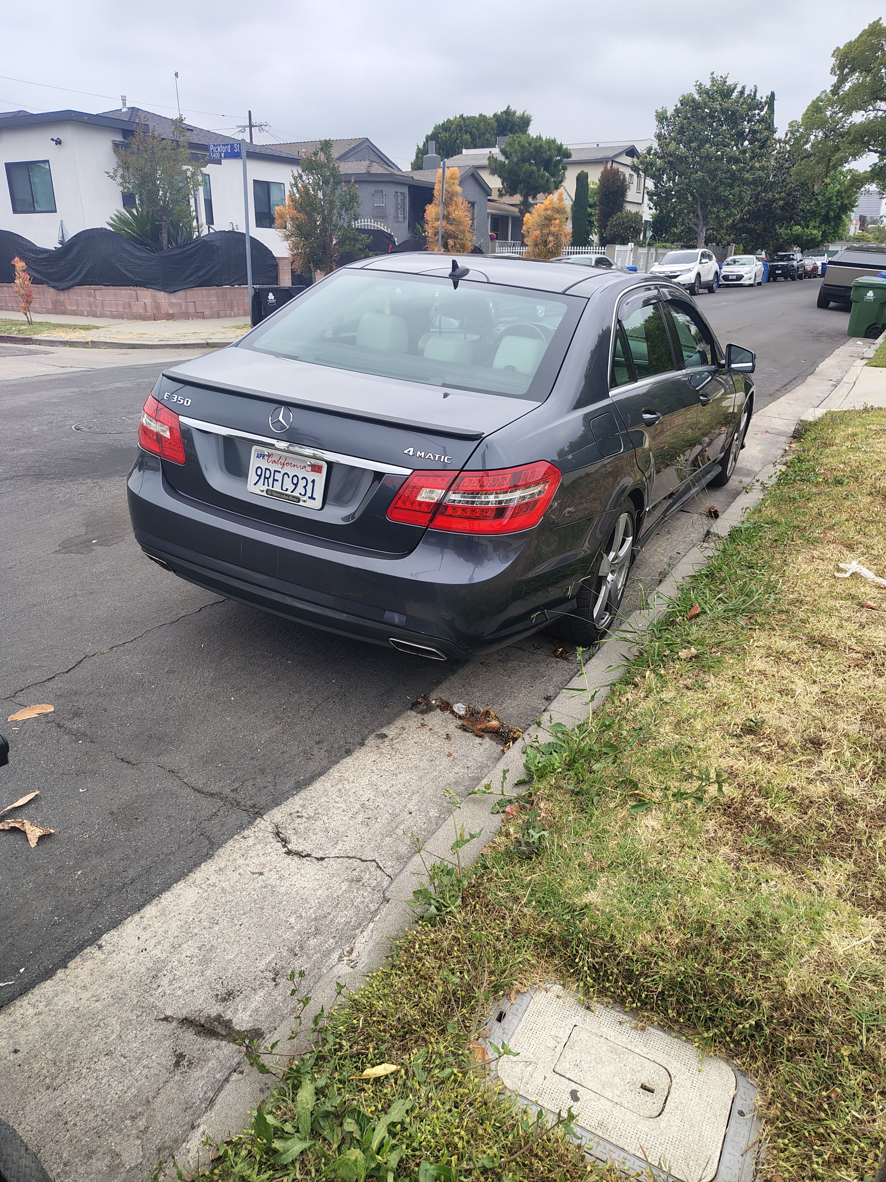 Used 2010 Mercedes-Benz E 350 4MATIC Sedan image 3