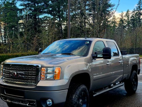 Used 2014 GMC Sierra 2500 Denali image 2