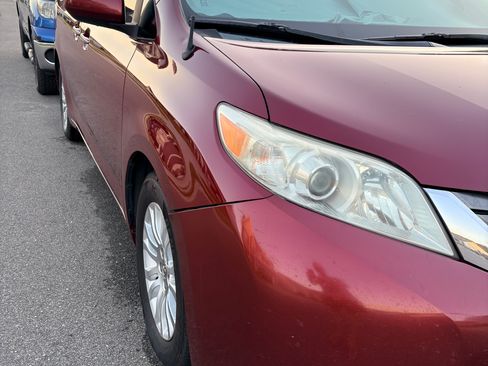 Used 2013 Toyota Sienna XLE w/ Entertainment Pkg FWD image 4