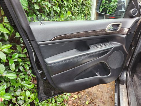 Used 2011 Jeep Grand Cherokee Laredo image 17