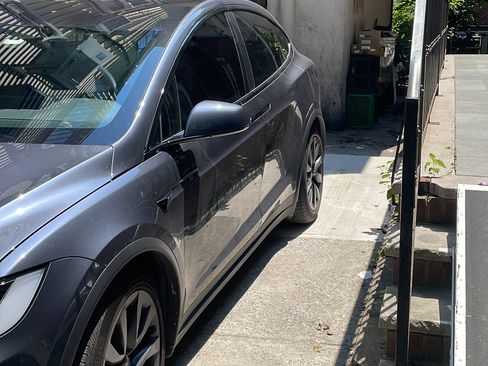 Used 2022 Tesla Model X image 2