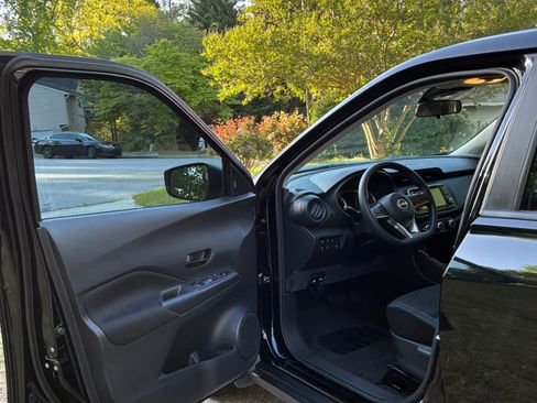 Used 2022 Nissan Kicks S FWD image 8