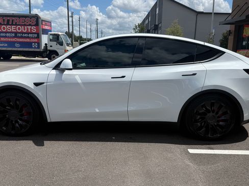 Used 2022 Tesla Model Y Performance AWD/4WD image 1