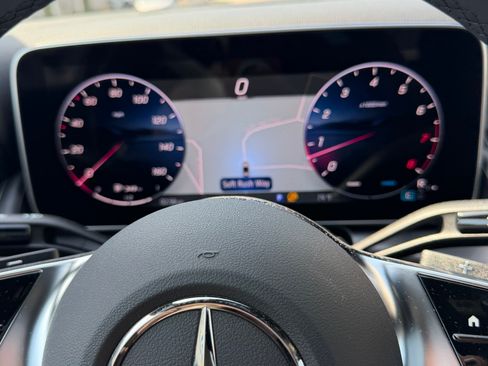 Used 2025 Mercedes-Benz GLC 300 4MATIC image 11