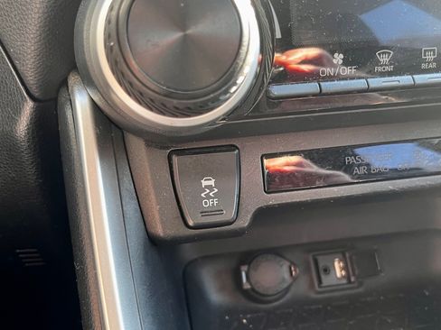 Used 2019 Toyota RAV4 LE image 14