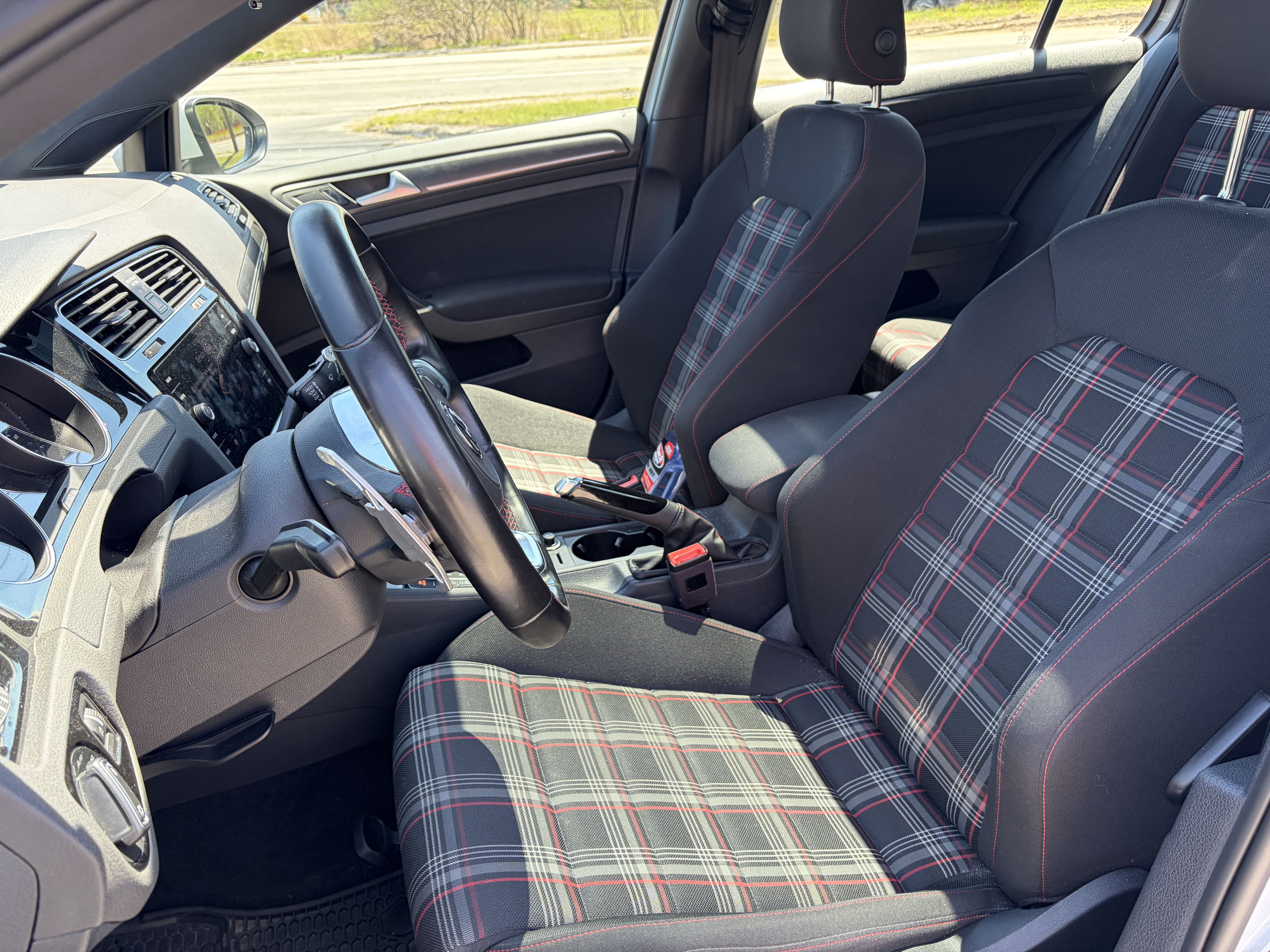 Used 2018 Volkswagen GTI SE FWD image 15